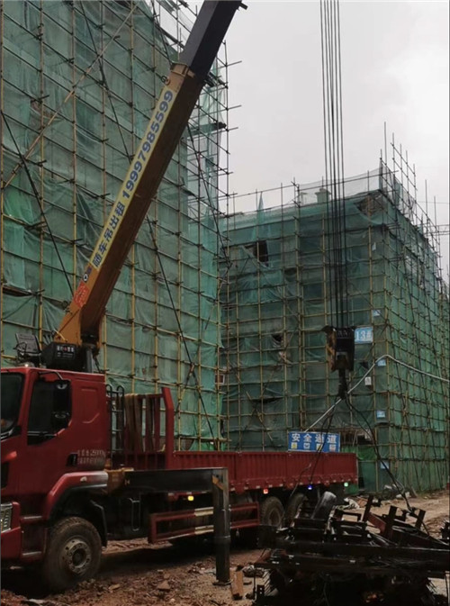 金口河区“慢工细活”—— 吊车的 “微动控制” 技术